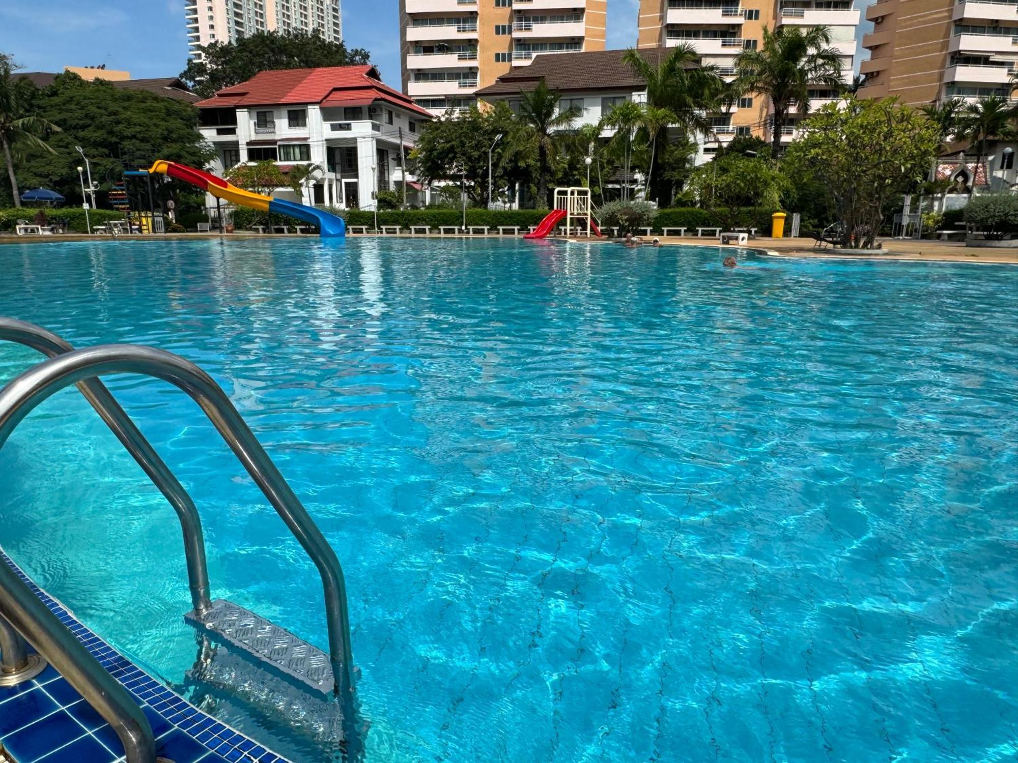 Mina 美景公寓酒店 Pattaya Extérieur photo